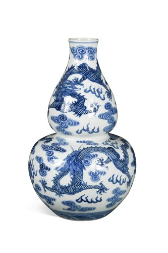 Lot 8 - A blue and white double gourd vase, Qianlong, 19th century