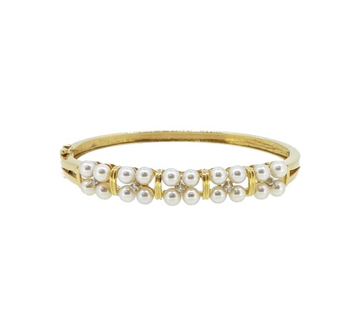 Lot 146 - A modern pearl bangle
