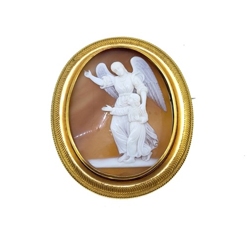 Lot 24 - A cameo brooch