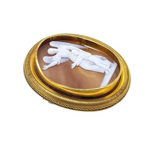 Lot 24 - A cameo brooch
