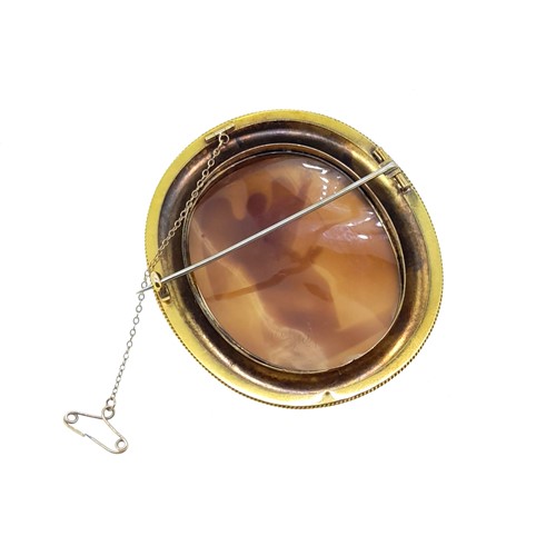 Lot 24 - A cameo brooch
