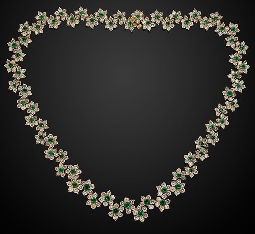 Lot 249 - An emerald and diamond necklace