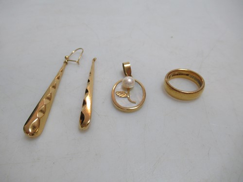 Lot 165 - A 22ct gold wedding ring, together with a pair...