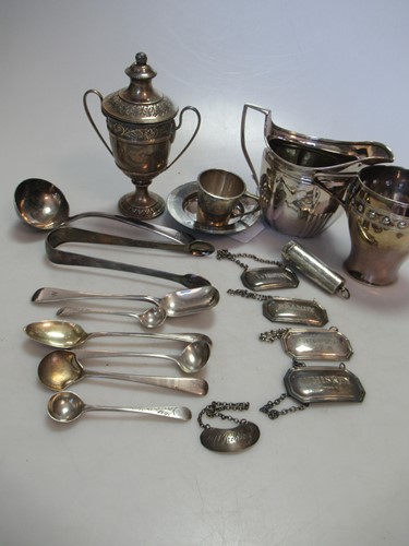 Lot 179 - A collection of silverware including flatware,...