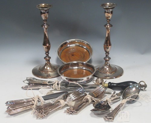 Lot 194 - A collection of silver plated items, to...