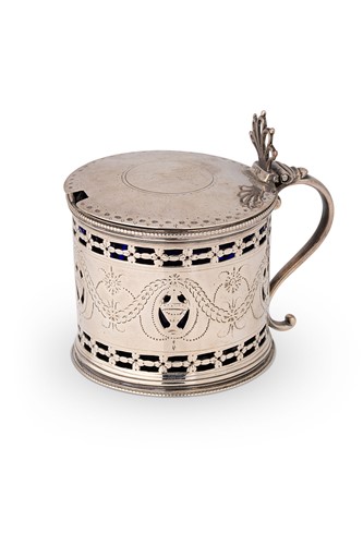 Lot 474 - A George III 18th century silver drum mustard