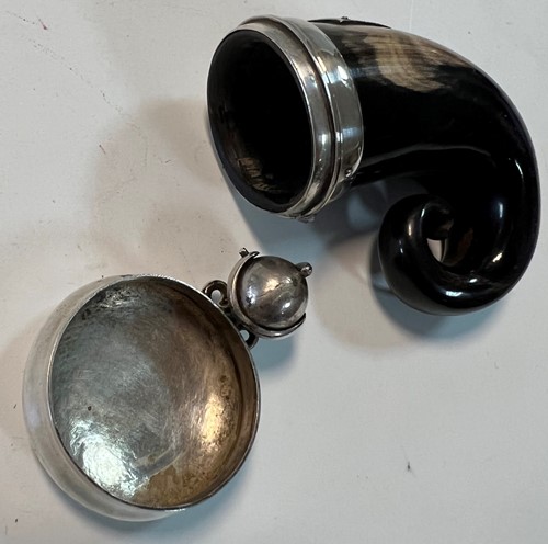 Lot 401 - A trio of silver mounted ram's horn snuff mulls