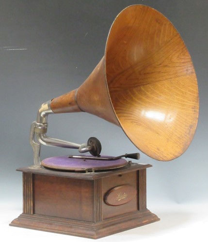 Lot 106 - A 'Selecta' oak wind up gramophone with large...