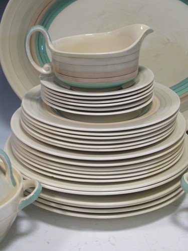 Lot 16 - A collection of Susie Cooper wares to include...