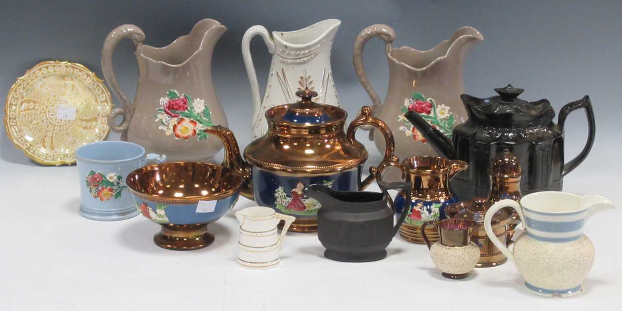 Lot 19 - A collection of ceramic wares to include an...