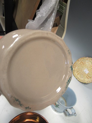 Lot 19 - A collection of ceramic wares to include an...