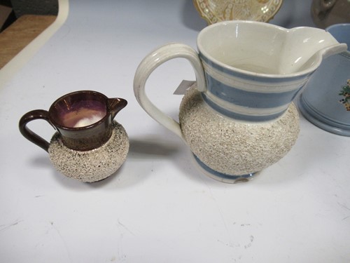Lot 19 - A collection of ceramic wares to include an...