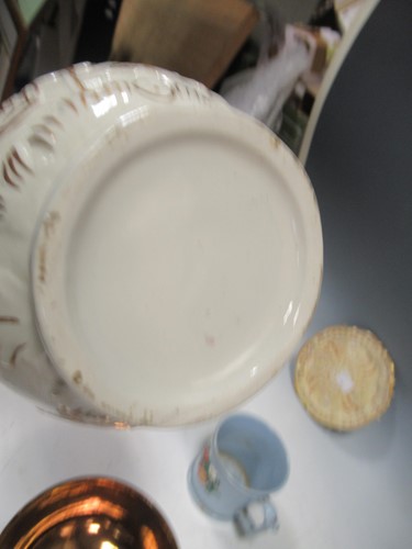 Lot 19 - A collection of ceramic wares to include an...