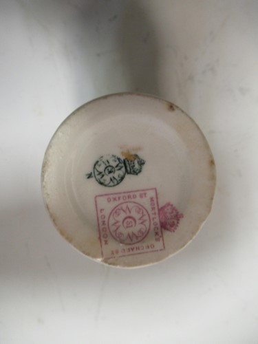 Lot 19 - A collection of ceramic wares to include an...