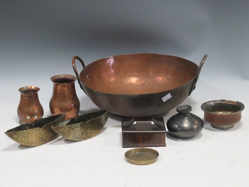 Lot 107 - A Doña Rosa black vase together with assorted...