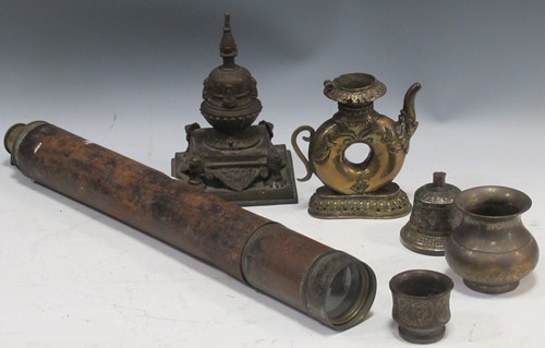 Lot 110 - A collection of decorative items to include a...
