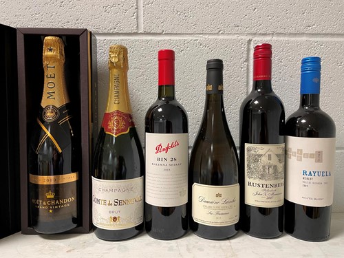 Lot 1003 - Champagne, Moet & Chandon Grand Vintage 2000,...