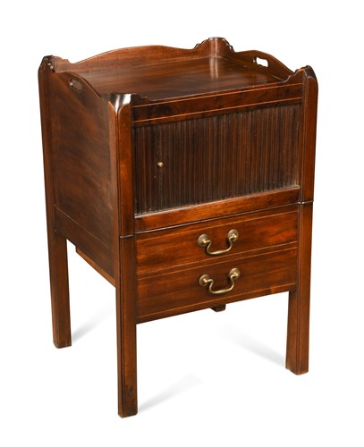 Lot 279 - A George III mahogany night cupboard