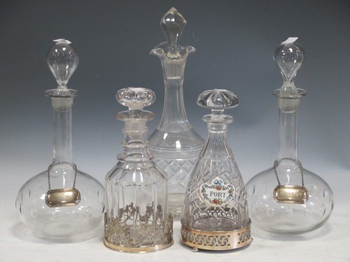 Lot 32 - A group of cut glassware including five...