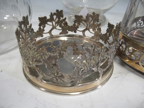 Lot 32 - A group of cut glassware including five...