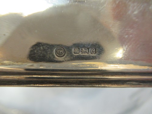 Lot 32 - A group of cut glassware including five...