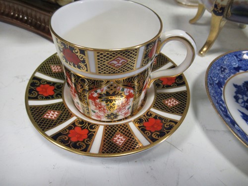 Lot 20 - Collection of decorative china and glass...