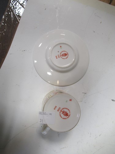 Lot 20 - Collection of decorative china and glass...