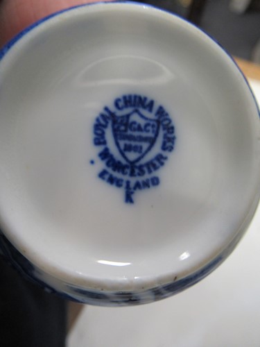 Lot 20 - Collection of decorative china and glass...