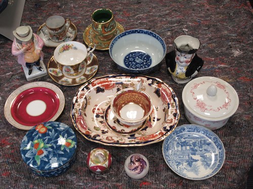 Lot 20 - Collection of decorative china and glass...
