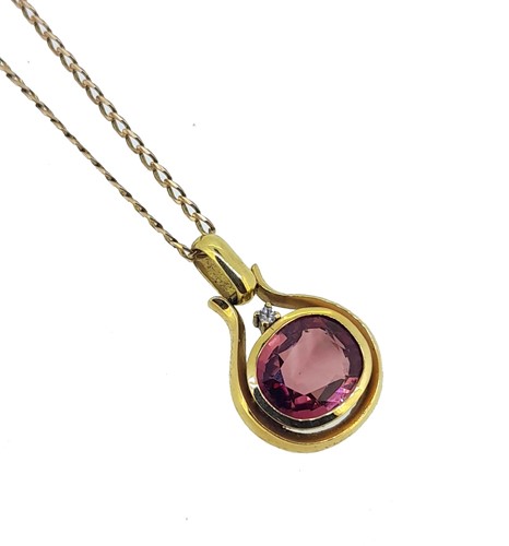 Lot 58 - A pink tourmaline pendant and chain
