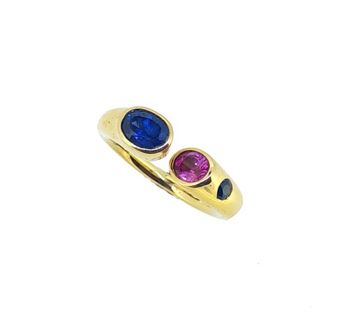 Lot 217 - A modern sapphire dress ring