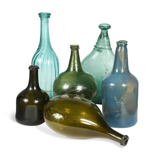 Lot 120 - A green glass onion bottle, 17th/18th century