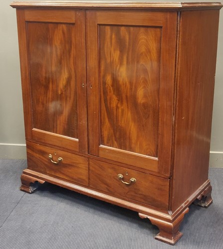 Lot 321 - A George III oak and mahogany dwarf press on...
