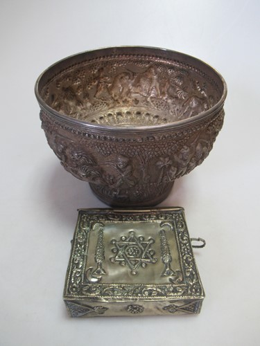 Lot 187 - An Asian metal wares bowl, tests as silver, 25....