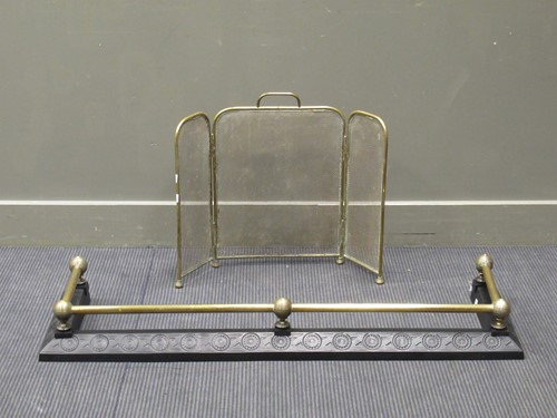 Lot 466 - A 19th century brass and iron fender 14 x 120...