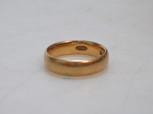 Lot 167 - A hallmarked 22ct gold wedding band, weight 6.5g