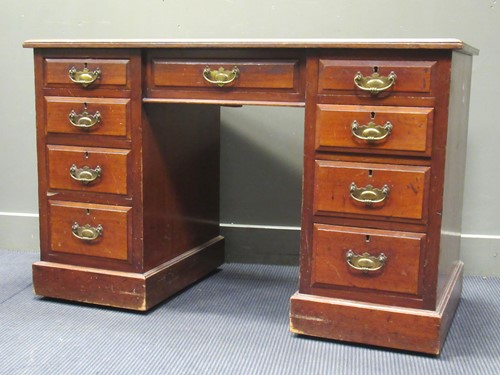 Lot 337 - An Edwardian mahogany desk, 78 x 123 x 59.5cm