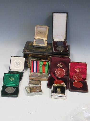 Lot 78 - A small collection of medals and medallions,...