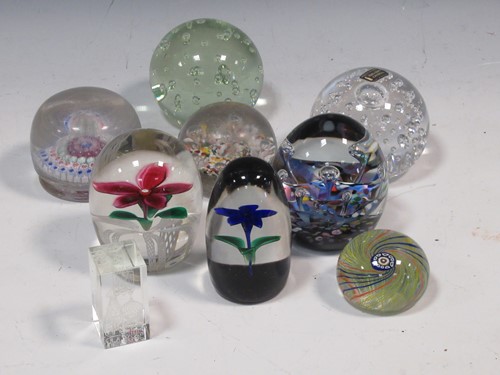 Lot 8 - A collection of paperweights to include...