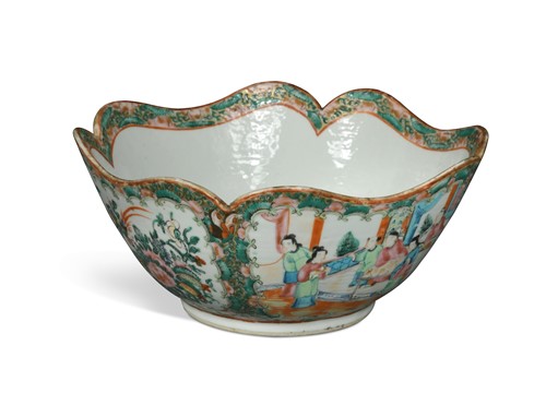 Lot 32 - A Chinese porcelain fruit bowl, Canton, circa 1890