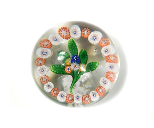 Lot 25 - A St Louis garlanded bouquet paperweight