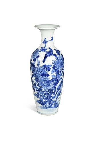 Lot 6 - A Chinese blue and white porcelain vase, Qing Dynasty, 19th century