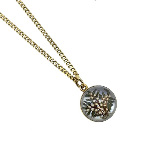 Lot 84 - A reverse intaglio pendant and chain