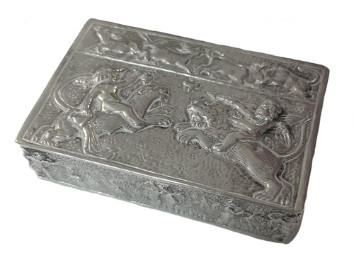 Lot 361 - A continental metalwares table snuff box