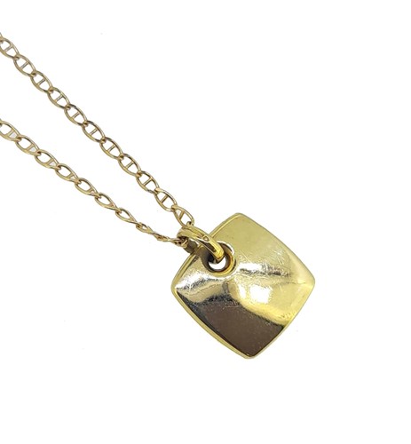 Lot 135 - A plain pendant and chain