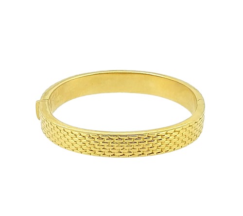 Lot 142 - A modern hinged bangle