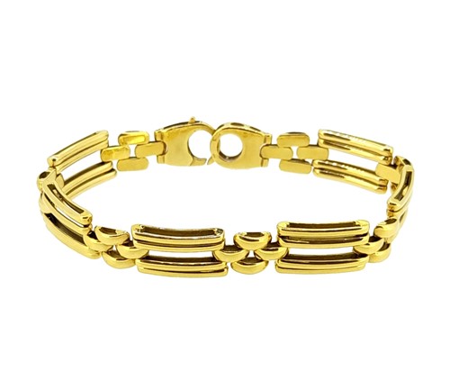 Lot 225 - An 18ct gold stylized gate bracelet