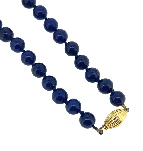 Lot 106 - A single row of lapis lazuli beads