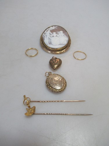 Lot 164 - A hallmarked 18ct gold wedding ring and...
