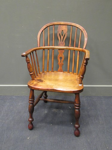 Lot 485 - A Windsor armchair on turned legs united by a...